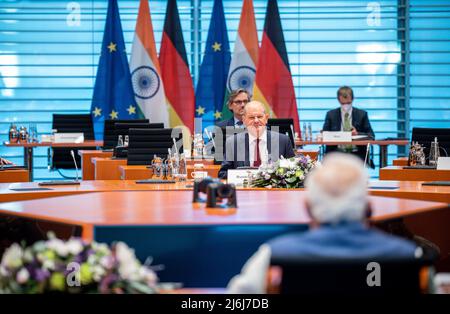 02 mai 2022, Berlin: Le chancelier allemand OLAF Scholz (SPD) siège en face de Narendra Modi (v), Premier ministre de l'Inde, lors des consultations intergouvernementales indo-allemandes. Cette fois-ci, les sujets abordés seront sans doute la guerre d’Ukraine, dans laquelle l’Inde, contrairement à l’Allemagne, joue un rôle neutre et s’abstient d’imposer des sanctions contre la Russie. Photo: Michael Kappeller/dpa Banque D'Images