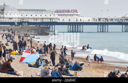 Brighton UK 2nd mai 2022 - Bank Holiday Crowds Profitez d'un mélange de soleil et de nuages sur la plage et le front de mer de Brighton : Credit Simon Dack / Alamy Live News Banque D'Images