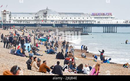 Brighton UK 2nd Mai 2022 - Mai Bank vacances les foules Profitez d'un mélange de soleil et de nuages sur la plage et le front de mer de Brighton : Credit Simon Dack / Alamy Live News Banque D'Images