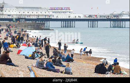 Brighton UK 2nd mai 2022 - Bank Holiday Crowds Profitez d'un mélange de soleil et de nuages sur la plage et le front de mer de Brighton : Credit Simon Dack / Alamy Live News Banque D'Images