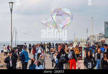 Brighton UK 2nd mai 2022 - Bank Holiday Crowds Profitez des bulles et d'un mélange de soleil et de nuages sur la plage et le front de mer de Brighton : Credit Simon Dack / Alamy Live News Banque D'Images