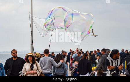 Brighton UK 2nd mai 2022 - Bank Holiday Crowds Profitez des bulles et d'un mélange de soleil et de nuages sur la plage et le front de mer de Brighton : Credit Simon Dack / Alamy Live News Banque D'Images