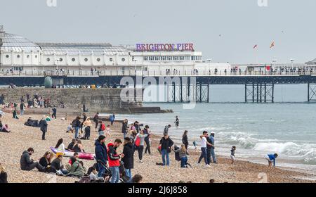 Brighton UK 2nd mai 2022 - Bank Holiday Crowds Profitez d'un mélange de soleil et de nuages sur la plage et le front de mer de Brighton : Credit Simon Dack / Alamy Live News Banque D'Images