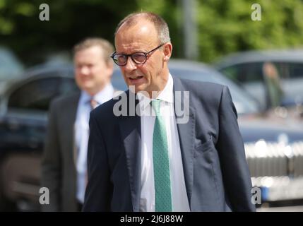 02 mai 2022, Rhénanie-du-Nord-Westphalie, Cologne: Friedrich Merz, président du parti CDU, arrive pour la réunion conjointe du présidium CDU et CSU. Deux semaines avant les élections nationales en Rhénanie-du-Nord-Westphalie, les dirigeants de la CDU et de la CSU se rencontrent à Cologne. Photo: Oliver Berg/dpa Banque D'Images