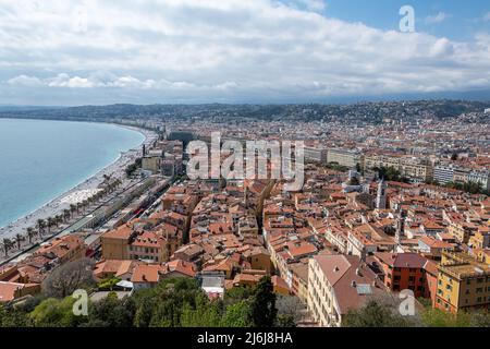 Vue depuis la colline du château, vue sur Nice et la baie des Anges. Banque D'Images