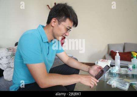 (220502) -- NAIROBI, le 2 mai 2022 (Xinhua) -- Yuan Wanfu a un appel vidéo avec sa famille dans son dortoir de Nairobi, Kenya, le 30 avril 2022. Yuan Wanfu, 31 ans, travaille au sein de la succursale de China Road & Bridge Corporation au Kenya depuis septembre 2015 et est désormais responsable du projet d'expansion de East Ring Road à Nairobi. Yuan travaille chaque après-midi avec ses collègues chinois et kenyans sur le chantier pour identifier et résoudre les difficultés du processus de construction le plus rapidement possible. Yuan est également impliqué dans une variété de programmes de bien-être social en plus de tous les jours Banque D'Images