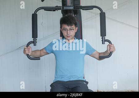 (220502) -- NAIROBI, le 2 mai 2022 (Xinhua) -- Yuan Wanfu travaille dans une salle de gym à Nairobi, Kenya, le 30 avril 2022. Yuan Wanfu, 31 ans, travaille au sein de la succursale de China Road & Bridge Corporation au Kenya depuis septembre 2015 et est désormais responsable du projet d'expansion de East Ring Road à Nairobi. Yuan travaille chaque après-midi avec ses collègues chinois et kenyans sur le chantier pour identifier et résoudre les difficultés du processus de construction le plus rapidement possible. Yuan est également impliqué dans une variété de programmes de protection sociale en plus du travail quotidien. Lui et son collègue Banque D'Images