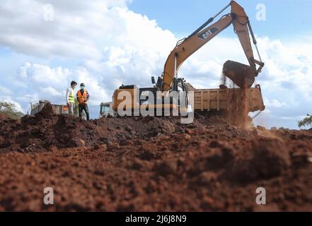 (220502) -- NAIROBI, le 2 mai 2022 (Xinhua) -- Yuan Wanfu s'entretient avec un travailleur local sur un chantier de construction à Nairobi, Kenya, le 23 avril 2022. Yuan Wanfu, 31 ans, travaille au sein de la succursale de China Road & Bridge Corporation au Kenya depuis septembre 2015 et est désormais responsable du projet d'expansion de East Ring Road à Nairobi. Yuan travaille chaque après-midi avec ses collègues chinois et kenyans sur le chantier pour identifier et résoudre les difficultés du processus de construction le plus rapidement possible. Yuan est également impliqué dans une variété de programmes de bien-être social en plus de chaque jour W. Banque D'Images