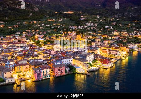 Vue aérienne de nuit Malcesine sur le lac de Garde dans le nord de l'Italie Banque D'Images