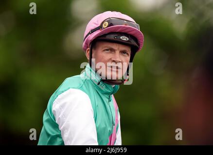 Photo du dossier datée du 29-04-2022 de Jockey Rob Hornby, qui est excité à la perspective de se lier avec Westover dans le Cazoo Derby à la suite de sa victoire dans le procès classique de bet365 à Sandown. Date de publication : lundi 2 mai 2022. Banque D'Images