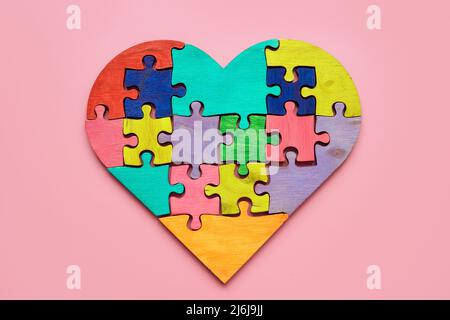 Cœur de pièces de puzzle colorées. Concept d'autisme. Banque D'Images