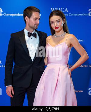 Evan Spiegel, à gauche, et Miranda Kerr arrivent pour le dîner annuel 2022 de la White House Corintimés Association à l'hôtel Hilton de Washington, DC, le samedi 30 avril 2022. C'est la première fois depuis 2019 que la WHCA tient son dîner annuel en raison de la pandémie COVID-19. Crédit: Rod Lamkey / CNP/Sipa USA Banque D'Images