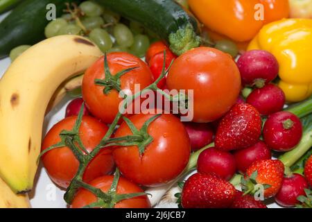 Gros plan de fruits frais colorés, Une variété de produits biologiques succulents, un arc-en-ciel de couleurs, y compris des tomates appétissantes, des fraises Banque D'Images