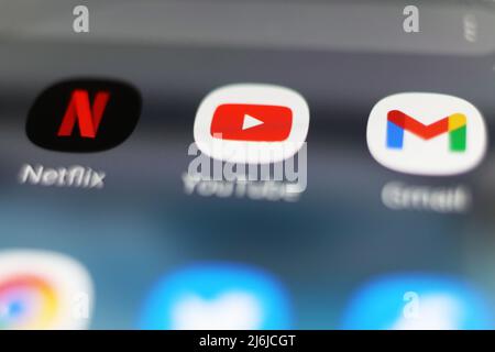 Différentes applications mobiles dans un téléphone mobile, ici Netflix, Youtube et Gmail. Banque D'Images