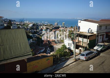 Valparaiso, Chili - février 2020 : vue panoramique sur la baie, le port, les navires et le quartier de Bellavista depuis Cerro San Juan de Dios Banque D'Images