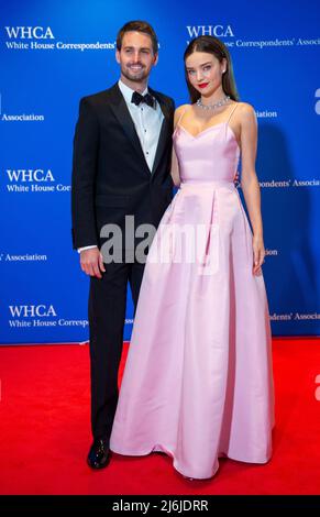Evan Spiegel, à gauche, et Miranda Kerr arrivent pour le dîner annuel 2022 de la White House Corintimés Association à l'hôtel Hilton de Washington le samedi 30 avril 2022. C'est la première fois depuis 2019 que la WHCA tient son dîner annuel en raison de la pandémie COVID-19. Credit: Rod Lamkey / CNP / MediaPunch Banque D'Images