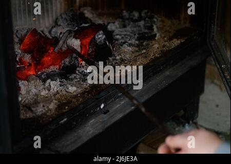 Plan détaillé de la chambre de combustion dans la cheminée, bois brûlé dans la cheminée, le processus de combustion du bois. Banque D'Images