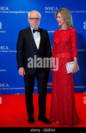 Wolf Blitzer, à gauche et Elizabeth Sherwood-Randall arrivent pour le dîner annuel 2022 de la White House Corintimés Association à l'hôtel Hilton de Washington le samedi 30 avril 2022. C'est la première fois depuis 2019 que la WHCA tient son dîner annuel en raison de la pandémie COVID-19. Credit: Rod Lamkey / CNP / MediaPunch Banque D'Images