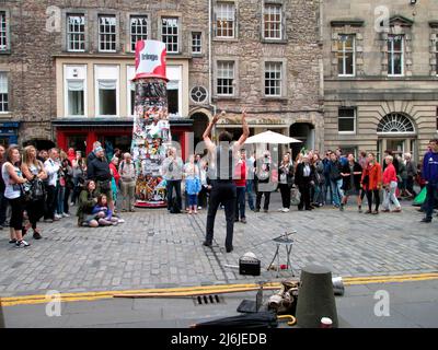 ROYAL MILE. ÉDIMBOURG. ÉCOSSE. 19-08-13. Le Fringe sur le Royal Mile, un jongleur rassemble une foule. Banque D'Images