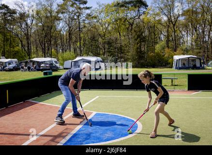 2022-05-02 14:11:48 HOENDERLOO - les vacanciers peuvent s'amuser au camping de Pampel sur le Veluwe. Pendant les vacances de mai, de nombreux Hollandais sortent dans leur propre pays. ANP ROBIN VAN LONKHUIJSEN pays-bas sortie - belgique sortie Banque D'Images