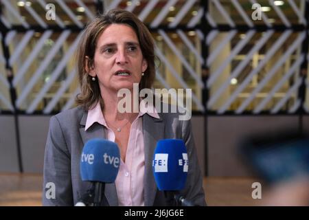 La ministre espagnole de l'Environnement, Teresa Ribera, s'adresse à la presse lors du Conseil spécial des ministres de l'énergie de l'UE sur la crise russe du gaz et de l'essence, qui s'est tenu à Bruxelles, en Belgique, le 2 mai 2022. Banque D'Images