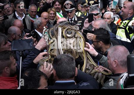 Cocullo, Italie, 01/05/2022, après deux années d'interruption due à la pandémie, la procession des serpents à Cocullo a lieu le 1 mai 2022.la statue de Saint Domenico à l'intérieur de l'église de Cocullo avant la procession.la fête des serpents. Processus dédié à la Saint-Dominique, dans les rues de Cocullo, dans la région des Abruzzes, en Italie, le 1 mai 2019. La procession de Saint Domenico à Cocullo, en Italie centrale. Chaque année, le premier mai, des serpents sont placés sur la statue de Saint Domenico, puis la statue est portée en procession à travers la ville. Saint Domenico est considéré comme le patr Banque D'Images