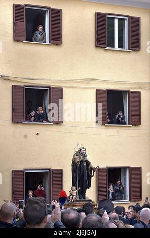 Cocullo, Italie, 01/05/2022, après deux années d'interruption due à la pandémie, la procession des serpents à Cocullo a lieu le 1 mai 2022.la statue de Saint Domenico à l'intérieur de l'église de Cocullo avant la procession.la fête des serpents. Processus dédié à la Saint-Dominique, dans les rues de Cocullo, dans la région des Abruzzes, en Italie, le 1 mai 2019. La procession de Saint Domenico à Cocullo, en Italie centrale. Chaque année, le premier mai, des serpents sont placés sur la statue de Saint Domenico, puis la statue est portée en procession à travers la ville. Saint Domenico est considéré comme le patr Banque D'Images