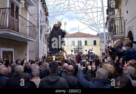 Cocullo, Italie, 01/05/2022, après deux années d'interruption due à la pandémie, la procession des serpents à Cocullo a lieu le 1 mai 2022.la statue de Saint Domenico à l'intérieur de l'église de Cocullo avant la procession.la fête des serpents. Processus dédié à la Saint-Dominique, dans les rues de Cocullo, dans la région des Abruzzes, en Italie, le 1 mai 2019. La procession de Saint Domenico à Cocullo, en Italie centrale. Chaque année, le premier mai, des serpents sont placés sur la statue de Saint Domenico, puis la statue est portée en procession à travers la ville. Saint Domenico est considéré comme le patr Banque D'Images