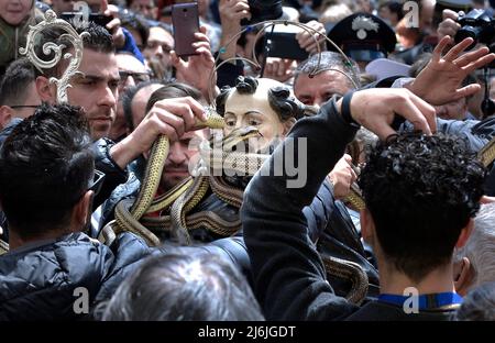 Cocullo, Italie, 01/05/2022, après deux années d'interruption due à la pandémie, la procession des serpents à Cocullo a lieu le 1 mai 2022.la statue de Saint Domenico à l'intérieur de l'église de Cocullo avant la procession.la fête des serpents. Processus dédié à la Saint-Dominique, dans les rues de Cocullo, dans la région des Abruzzes, en Italie, le 1 mai 2019. La procession de Saint Domenico à Cocullo, en Italie centrale. Chaque année, le premier mai, des serpents sont placés sur la statue de Saint Domenico, puis la statue est portée en procession à travers la ville. Saint Domenico est considéré comme le patr Banque D'Images