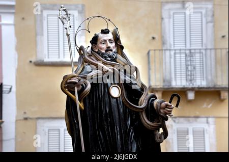 Cocullo, Italie, 01/05/2022, après deux années d'interruption due à la pandémie, la procession des serpents à Cocullo a lieu le 1 mai 2022.la statue de Saint Domenico à l'intérieur de l'église de Cocullo avant la procession.la fête des serpents. Processus dédié à la Saint-Dominique, dans les rues de Cocullo, dans la région des Abruzzes, en Italie, le 1 mai 2019. La procession de Saint Domenico à Cocullo, en Italie centrale. Chaque année, le premier mai, des serpents sont placés sur la statue de Saint Domenico, puis la statue est portée en procession à travers la ville. Saint Domenico est considéré comme le patr Banque D'Images