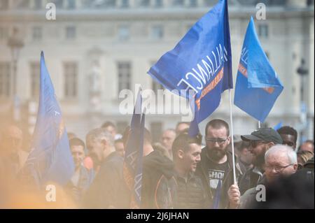 Paris, France, le 2 mai 2022, des membres des syndicats de police manifestent à Paris le 2 mai 2022 pour protester contre l'inculpation pour 'homicide volontaire' de l'officier de police français qui a tué deux hommes qui ont imposé allégrement un contrôle sur le Pont-neuf à Paris le 24 avril 2022, Quelques heures après qu'Emmanuel Macron ait célébré sa réélection à proximité. Photo de Quentin Veuillet/ABACAPRESS.COM Banque D'Images