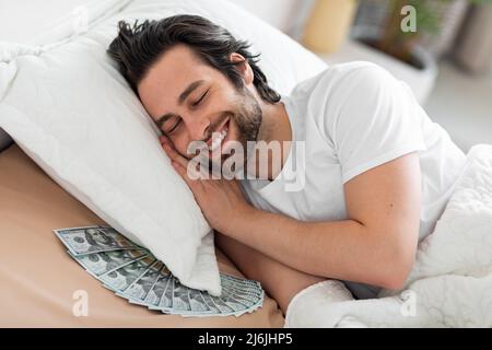 Man sleeping avec beaucoup de billets de monnaie Banque D'Images