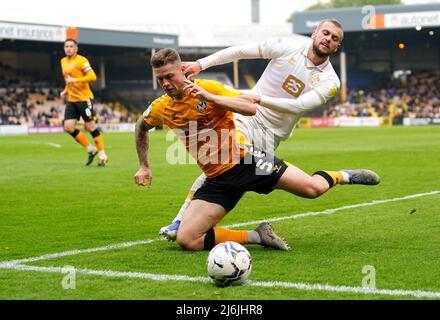 James Clarke (à gauche) du comté de Newport et James Wilson de Port Vale se battent pour le ballon lors du match de la Sky Bet League Two à Vale Park, Stoke-on-Trent. Date de la photo: Lundi 2 mai 2022. Banque D'Images