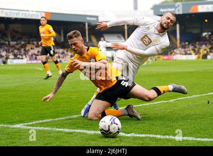 James Clarke (à gauche) du comté de Newport et James Wilson de Port Vale se battent pour le ballon lors du match de la Sky Bet League Two à Vale Park, Stoke-on-Trent. Date de la photo: Lundi 2 mai 2022. Banque D'Images