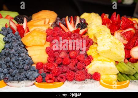 Fruits colorés, coupés en tranches et servis sous forme de buffet pour le déjeuner Banque D'Images