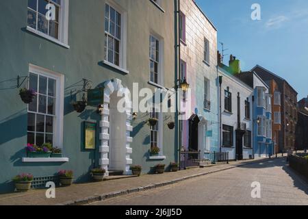 Tenby Harbour Street, vue sur la propriété d'époque colorée de Bridge Street dans le quartier historique du port de Tenby, Pembrokeshire, pays de Galles, Royaume-Uni Banque D'Images