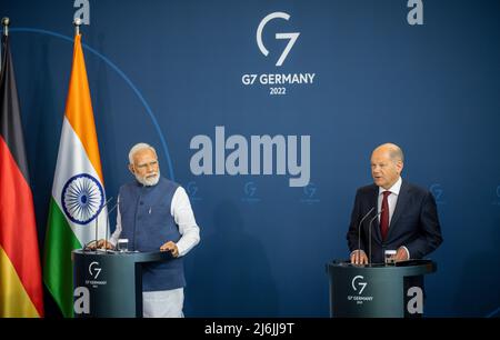 02 mai 2022, Berlin: Le chancelier allemand OLAF Scholz (SPD, r) se tient à côté du Premier ministre indien Narendra Modi lors d'un communiqué de presse lors des consultations intergouvernementales indo-allemandes. Cette fois-ci, les sujets abordés seront sans doute la guerre d’Ukraine, dans laquelle l’Inde, contrairement à l’Allemagne, joue un rôle neutre et s’abstient d’imposer des sanctions contre la Russie. Photo: Michael Kappeller/dpa Banque D'Images