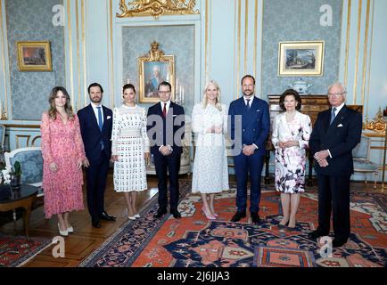 Princesse Sofia, prince Carl Philip, princesse de la Couronne Victoria, prince Daniel, princesse de la Couronne Mette-Marit, Le prince héritier Haakon, la reine Silvia et le roi Carl Gustaf XVI au déjeuner du roi au palais royal de Stockholm, en Suède, le 2 mai 2022. Photo de Patrik C Osterberg/Stella Pictures/ABACAPRESS.COM Banque D'Images