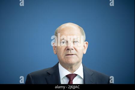 02 mai 2022, Berlin: Le chancelier allemand OLAF Scholz (SPD) prend la parole lors de la déclaration à la presse lors des consultations intergouvernementales indo-allemandes. Cette fois-ci, les sujets abordés seront sans doute la guerre d’Ukraine, dans laquelle l’Inde, contrairement à l’Allemagne, joue un rôle neutre et s’abstient d’imposer des sanctions contre la Russie. Photo: Michael Kappeller/dpa Banque D'Images