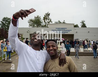 Athènes, Grèce, 2 mai 2022. Les fidèles se réunissent pour exécuter la prière d'Eid al-Fitr à la mosquée officielle de la capitale grecque. Credit: Dimitris Aspiotis / Alamy Live News Banque D'Images