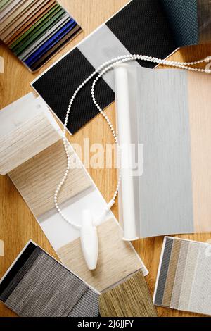 Échantillons de tissus de différentes textures et couleurs sous forme de catalogue pour la sélection de tissus pour stores en tissu. Échantillons de stores de jour et de nuit Banque D'Images