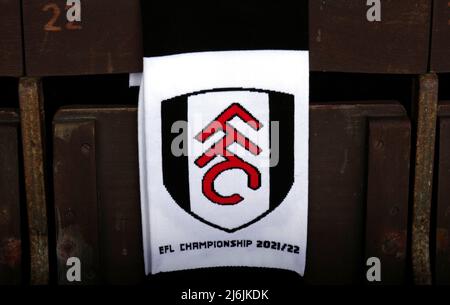 Gros plan sur une écharpe Fulham avec « EFL Championship 2021/22 », avant le match du championnat Sky Bet à Craven Cottage, Londres. Date de la photo: Lundi 2 mai 2022. Banque D'Images