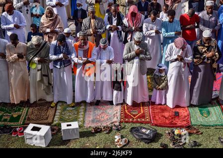 (220502) -- NAIROBI, le 2 mai 2022 (Xinhua) -- les gens exécutent les prières d'Eid al-Fitr à Nakuru, Kenya, le 2 mai 2022. (Photo de Sheikh Maina/Xinhua) Banque D'Images