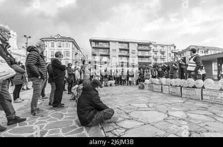 Sanremo, Italie, 20/11/2021: Les citoyens italiens unis pour manifester dans les rues contre la loi du passe vert, reportage journalistique Banque D'Images