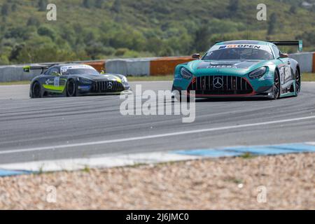 30 avril 2022. Estoril, Portugal. Le Theeba Motorsport #18 - Mercedes AMG GT3 2022, conduit par Reema Juffali (SAU) et Adam Christodoulou (GBR) et le #33 Team GT - Mercedes AMG GT3 EVO 2021, Conduit par Bernhard Laber (DEU) et Alain Valente (CHE) en action pendant le Round 1 de l'International GT Open © Alexandre de Sousa/Alay Live News Banque D'Images