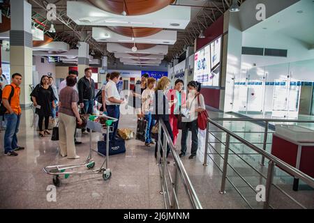Aktau, Kazakhstan - 21 mai 2012 : terminal moderne de l'aéroport international d'Aktau. Passagers en attente de monter à bord Banque D'Images