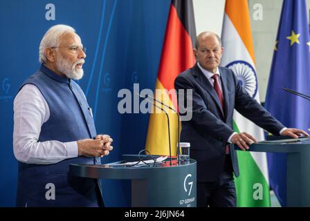 02 mai 2022, Berlin: Le chancelier allemand OLAF Scholz (SPD, r) se tient à côté du Premier ministre indien Narendra Modi lors d'un communiqué de presse lors des consultations intergouvernementales indo-allemandes. Photo: Michael Kappeller/dpa Banque D'Images