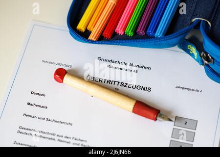 ILLUSTRATION - 02 mai 2022, Bavière, Munich: Le lettrage "Übertrittszeugnis" peut être vu sur un certificat de transfert de quatrième année. Avec leur certificat de transfert, les élèves du primaire en Bavière reçoivent leur recommandation pour le type d'école secondaire qu'ils vont fréquenter après avoir terminé la quatrième année d'école le premier jour de l'école en mai. Photo: Matthias balk/dpa Banque D'Images