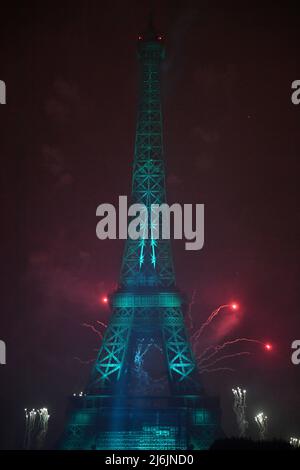 Feux d'artifice sur la tour Eiffel à Paris pour la visite nationale française d'eifel feu d'artifice Banque D'Images