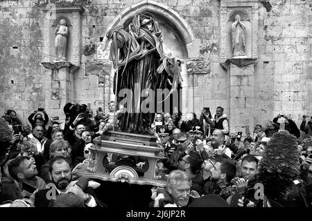 Cocullo, Italie, 01/05/2022, après deux années d'interruption due à la pandémie, la procession des serpents à Cocullo a lieu le 1 mai 2022.la statue de Saint Domenico à l'intérieur de l'église de Cocullo avant la procession.la fête des serpents. Processus dédié à la Saint-Dominique, dans les rues de Cocullo, dans la région des Abruzzes, en Italie, le 1 mai 2019. La procession de Saint Domenico à Cocullo, en Italie centrale. Chaque année, le premier mai, des serpents sont placés sur la statue de Saint Domenico, puis la statue est portée en procession à travers la ville. Saint Domenico est considéré comme le patr Banque D'Images